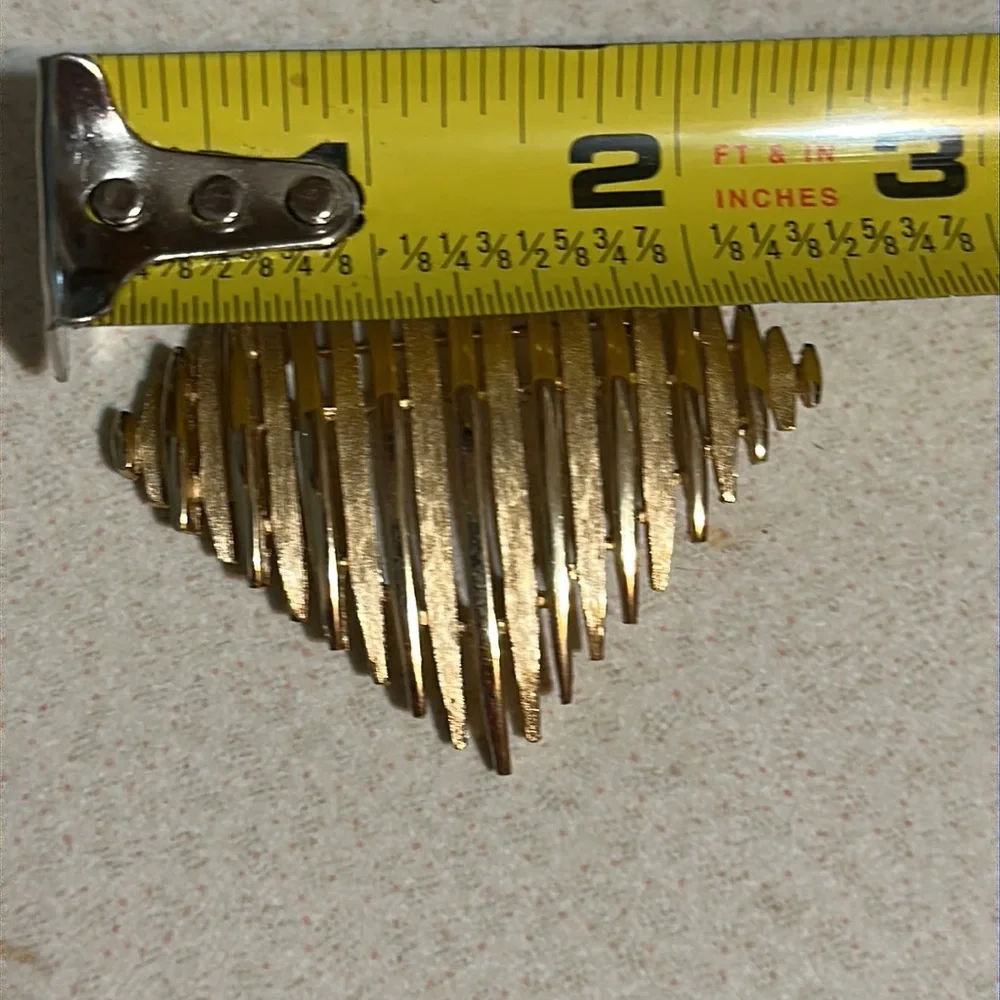 Vintage Trifari crown gold tone brushed and polished broach (646)